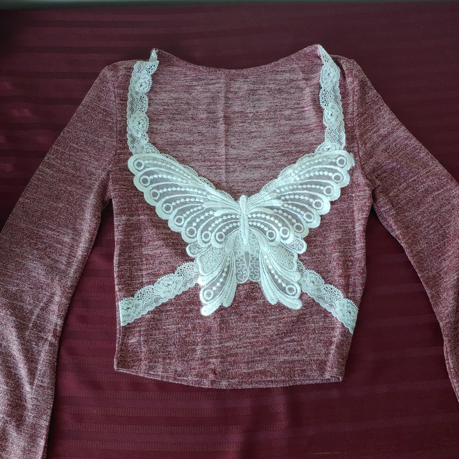 Crop Top manga larga color guinda con blanco talla XS (Nuevo)