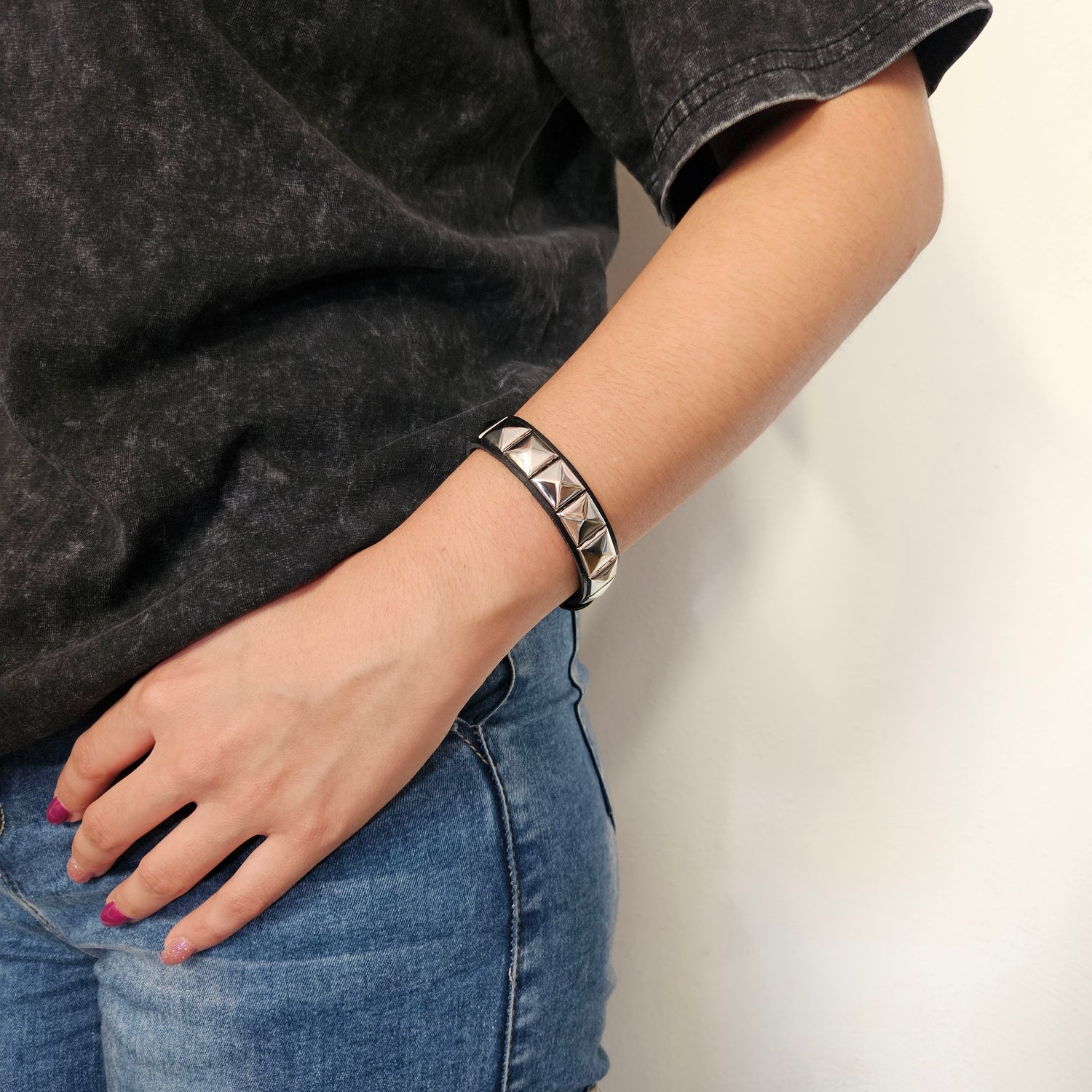 Pulsera ajustable de cuero sintético con remaches
