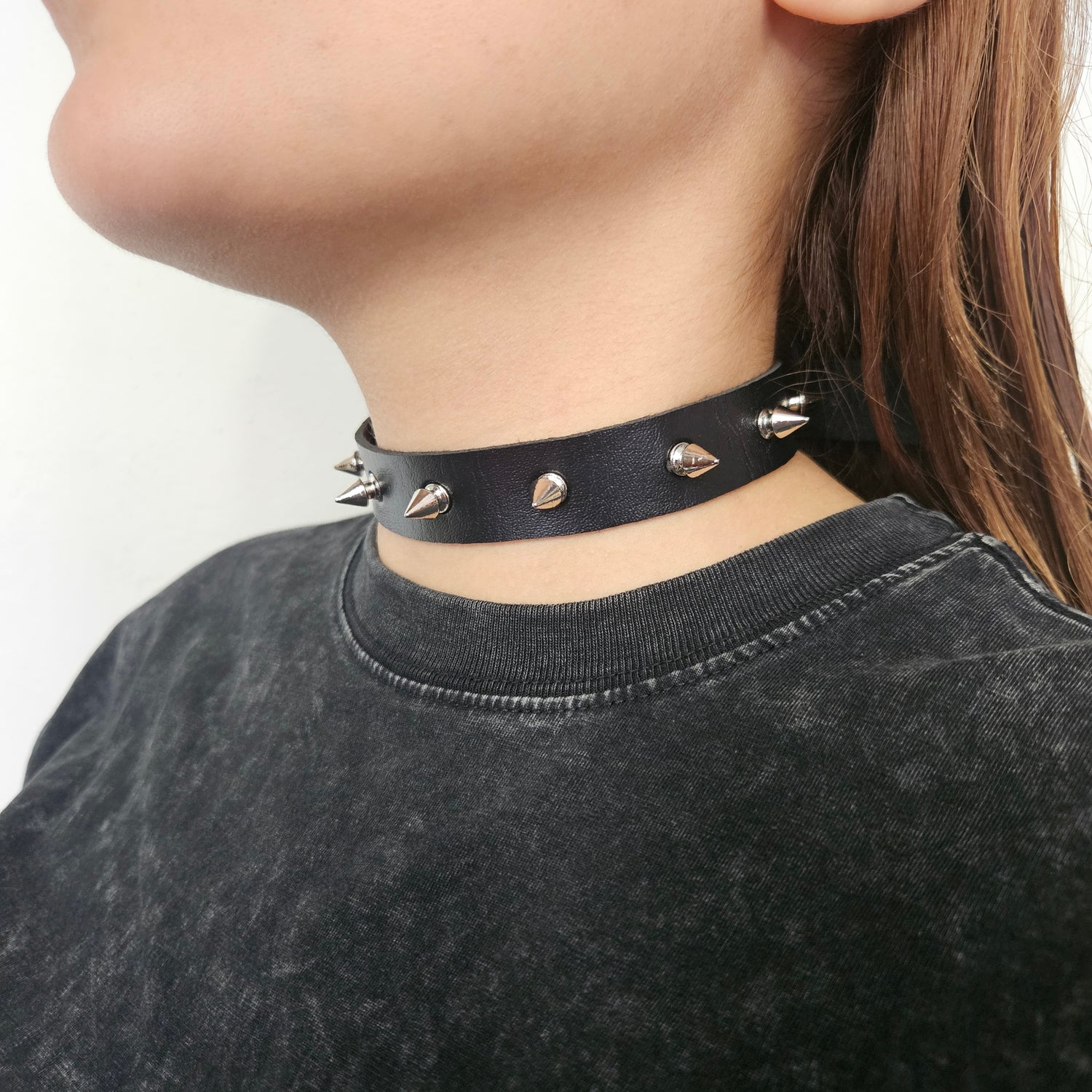 Collar Choker de cuero sintético ajustable con remaches de picos