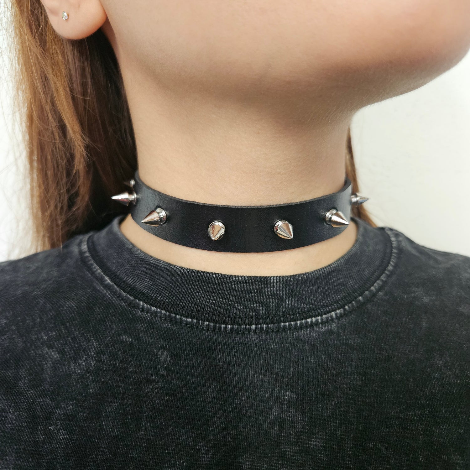 Collar Choker de cuero sintético ajustable con remaches de picos