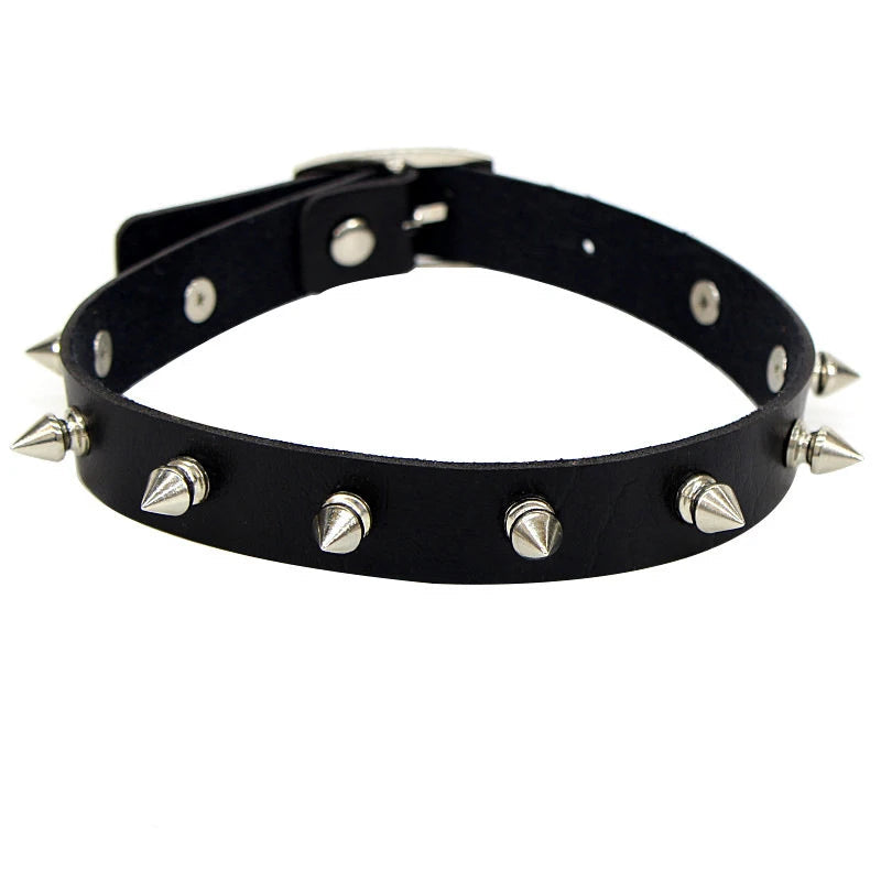 Collar Choker de cuero sintético ajustable con remaches de picos