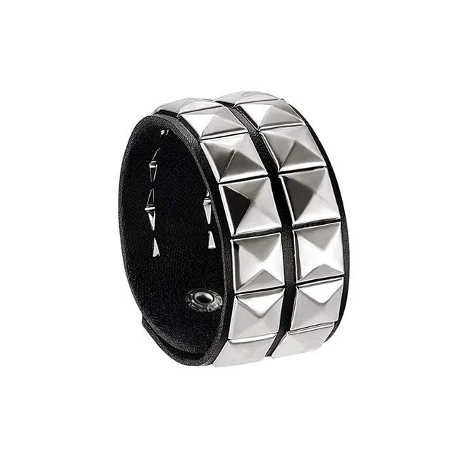 Pulsera ajustable de cuero sintético con dos filas de remaches