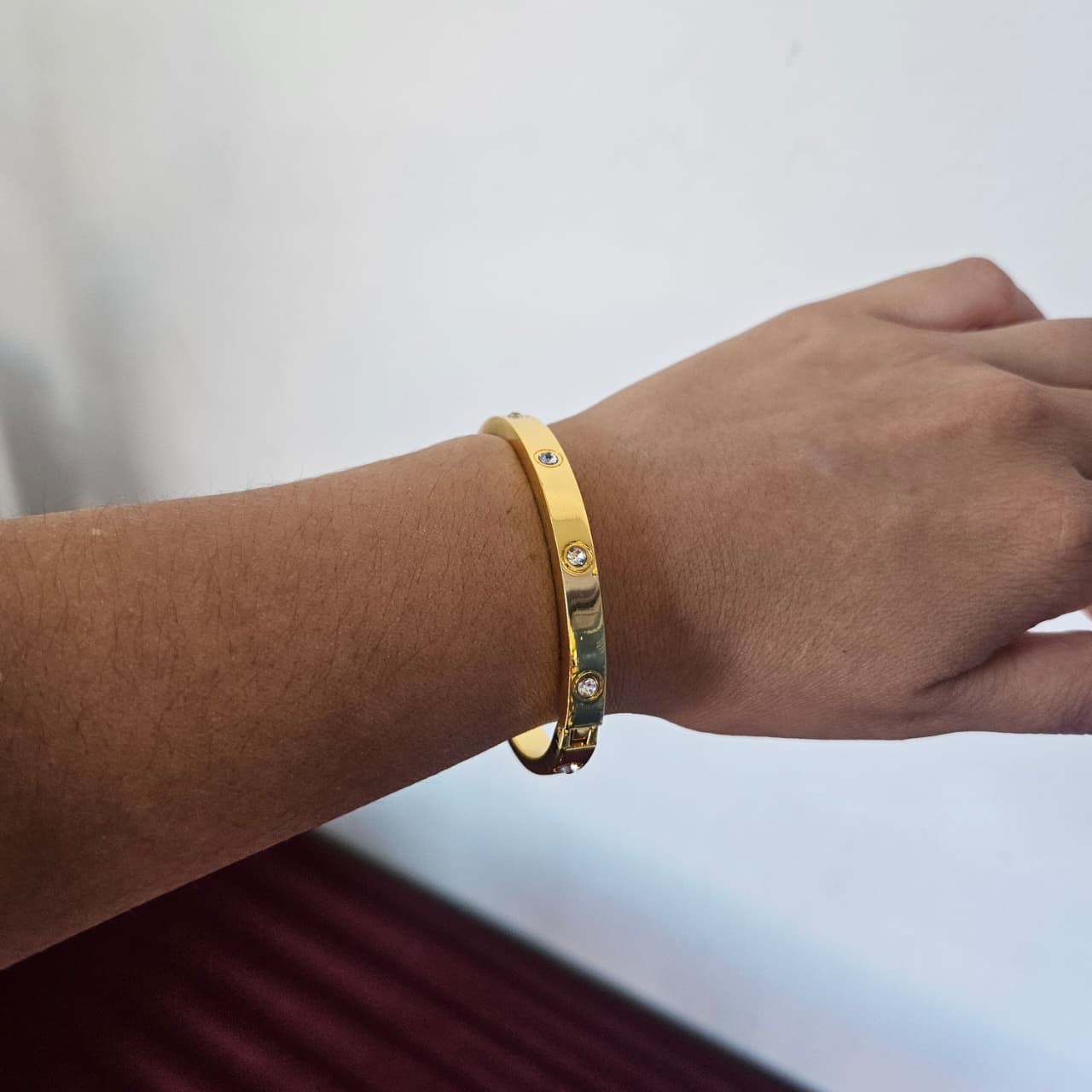 Brazalete color dorado con diamantes
