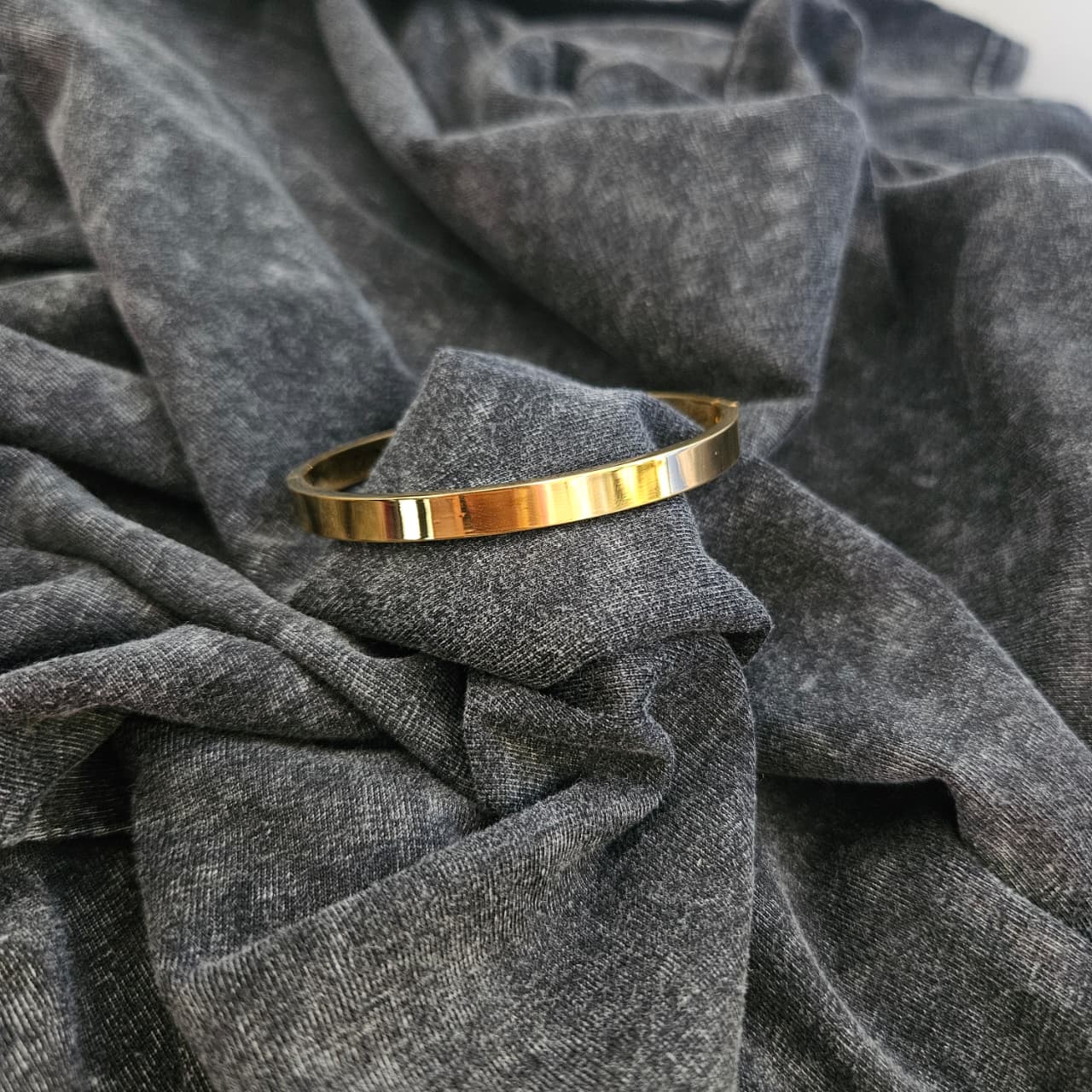 Brazalete liso color dorado