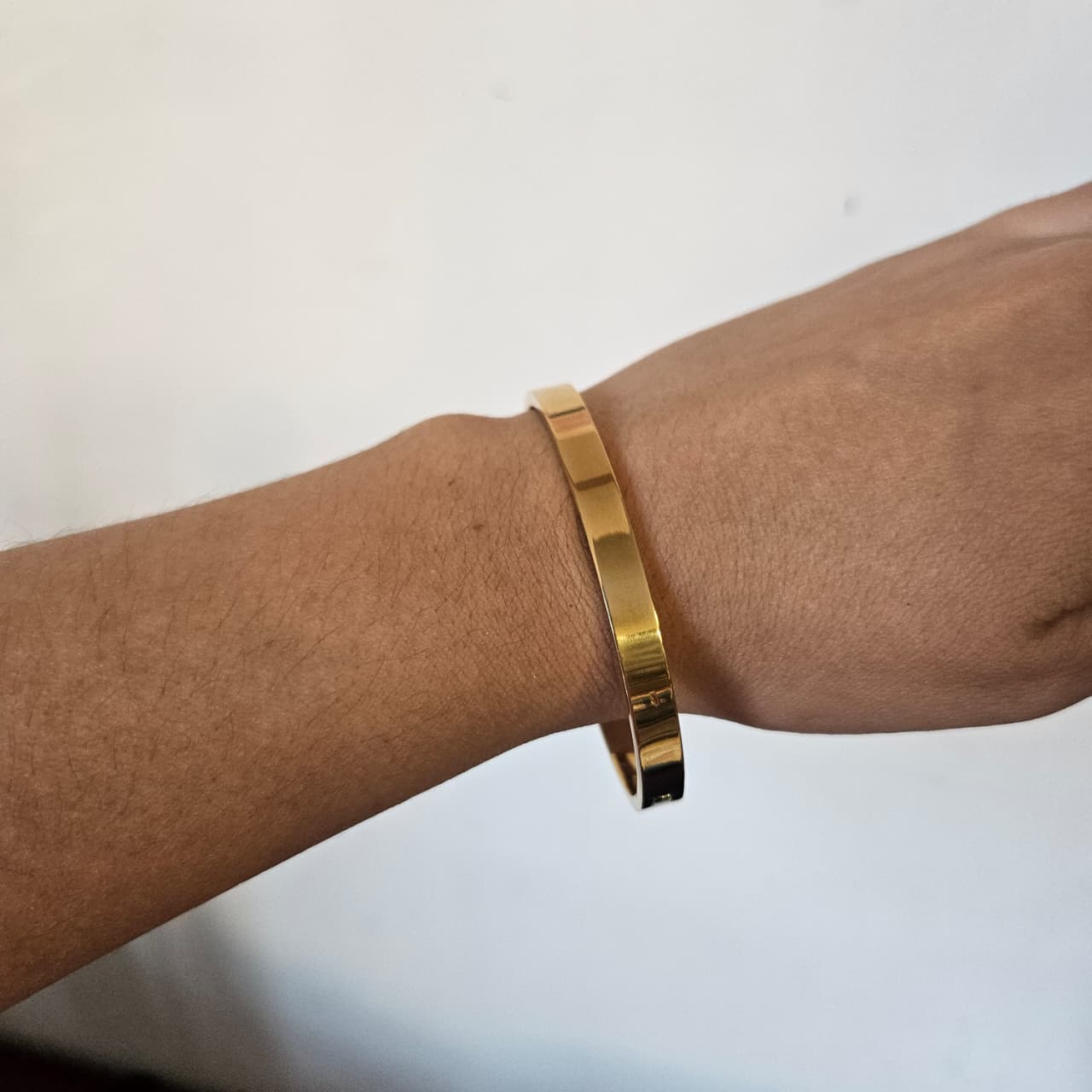 Brazalete liso color dorado