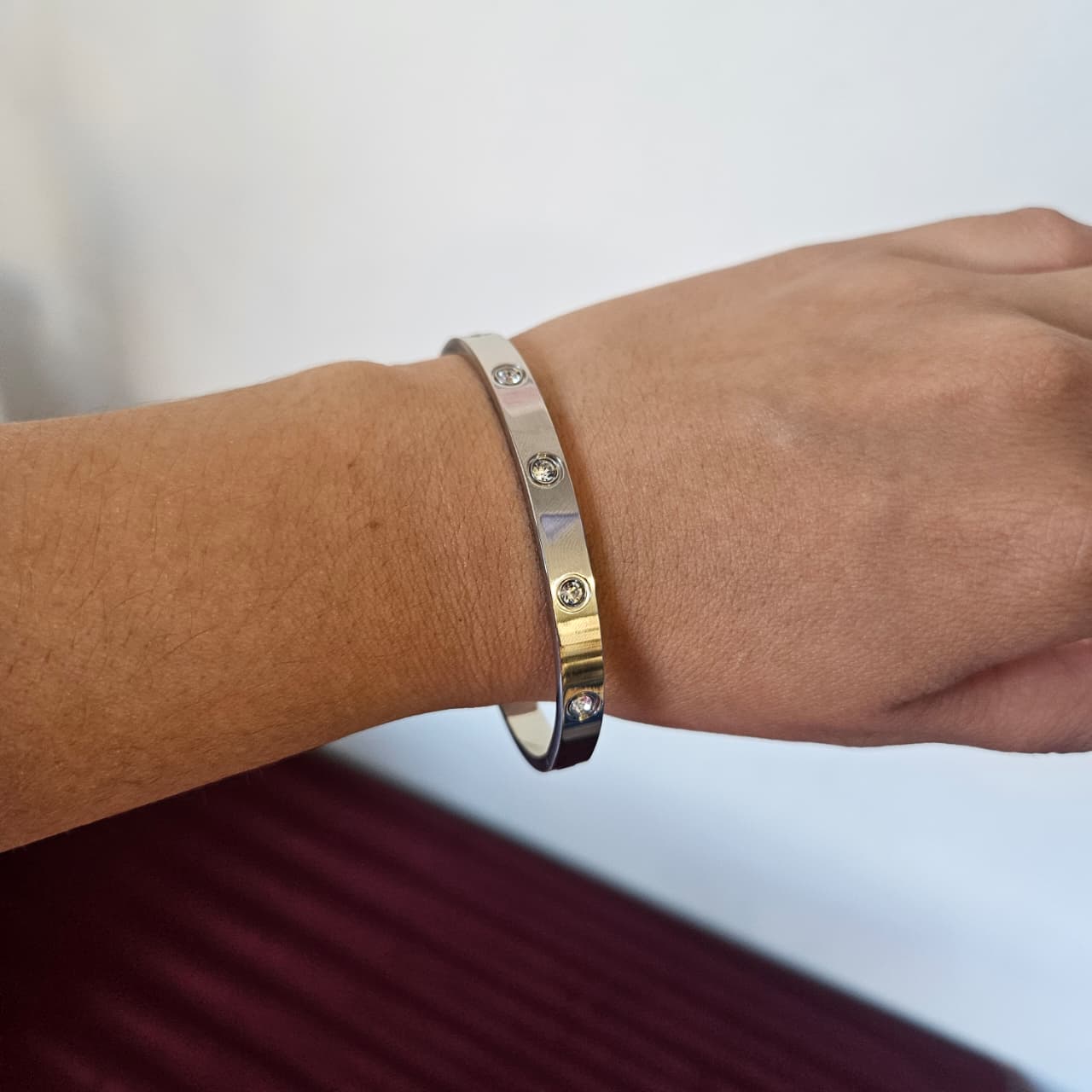 Brazalete color plateado con diamantes